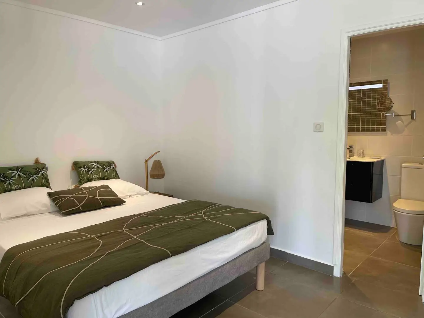 Chambre confortable avec lit double et salle de bain attenante - Villa Héliconia Trois Îlets Martinique