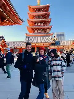 Photo de Cynthia et son groupe, clients satisfaits après leur séjour dans une villa Créolia Bay en Martinique.
