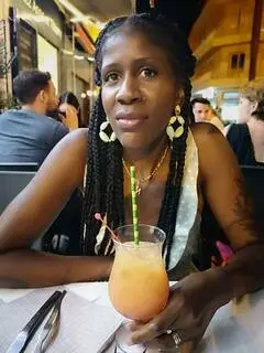 Judith partage son expérience à la Villa Thalizia de Créolia Bay, une villa de standing pouvant accueillir 10 personnes avec piscine à débordement, grande terrasse de 100 m² et vue imprenable sur la mer, le golf et la baie des Trois‑Îlets en Martinique.